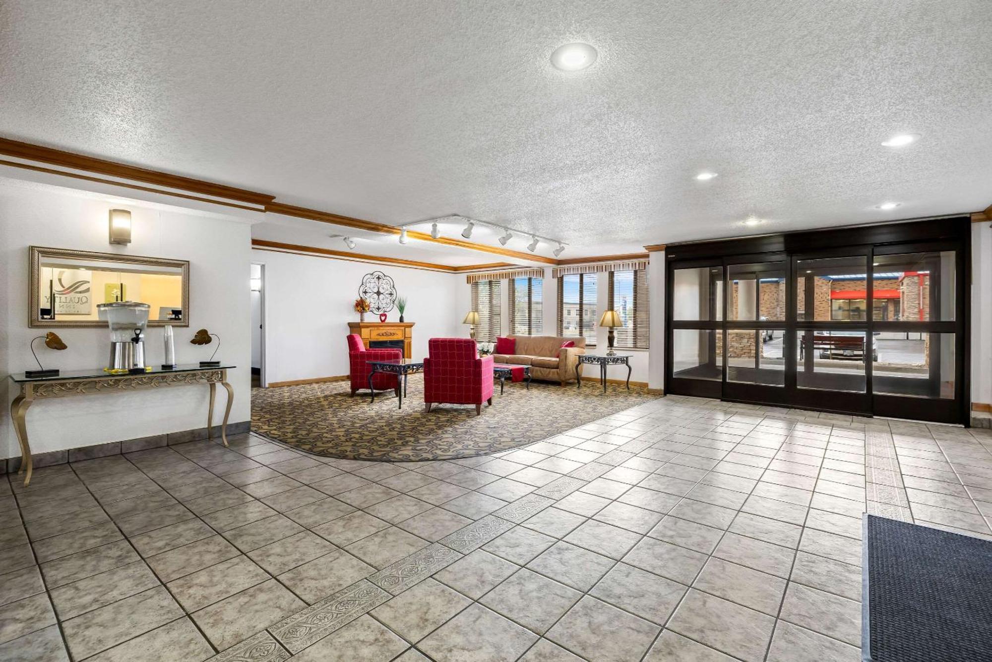 Quality Inn Near Monument Health Rapid City Hospital Exterior photo